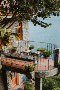 view onto a balcony at Hotel Casa Del Mundo