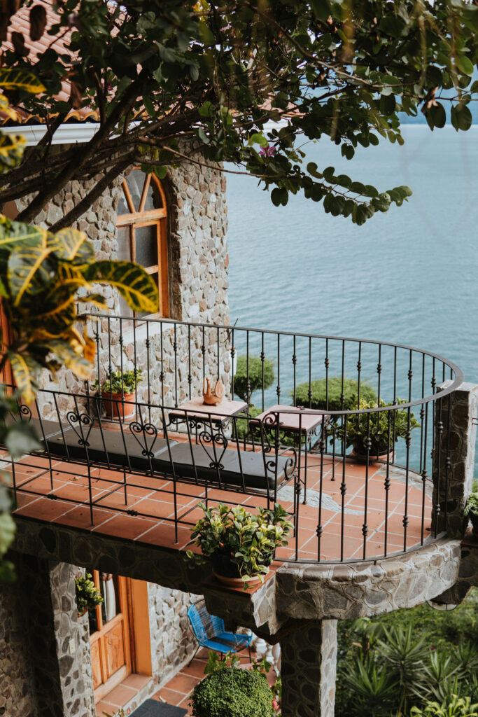 view onto a balcony at Hotel La Casa Del Mundo